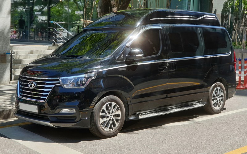 Hyundai H1 (8 pax) 2023 with chauffeur in Dubai