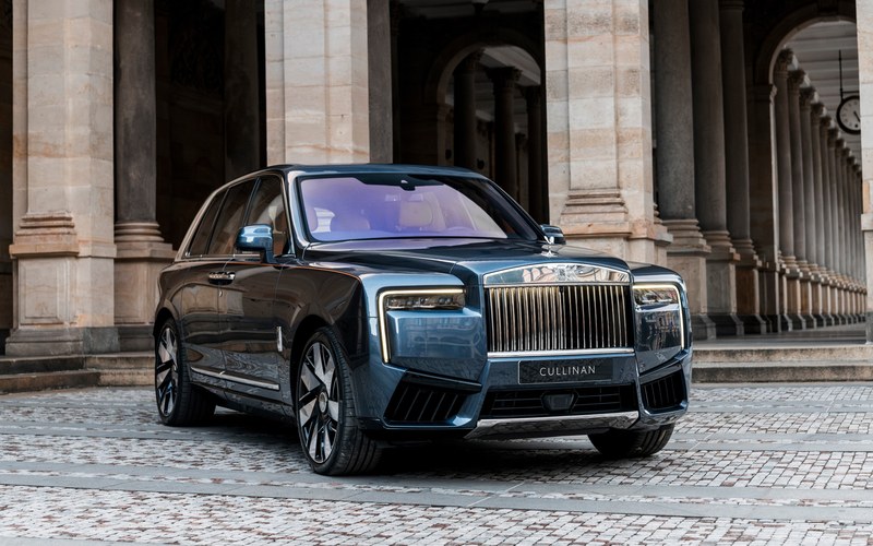 Rolls Royce Cullinan 2023 with chauffeur in Dubai