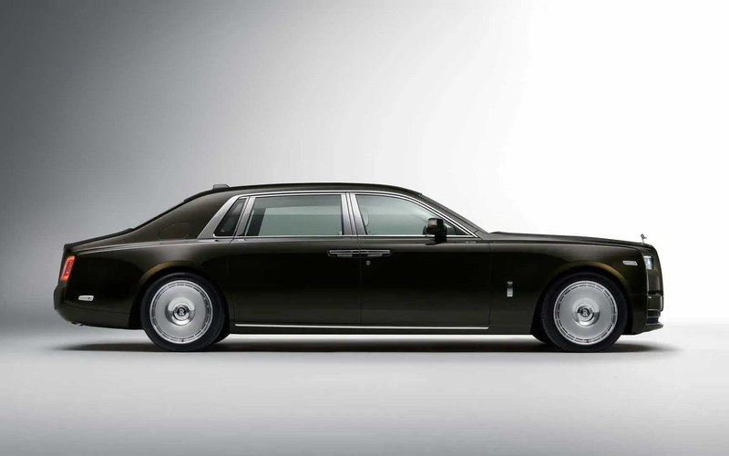 Rolls-Royce Phantom Extended Wheelbase 2024 with chauffeur in Dubai