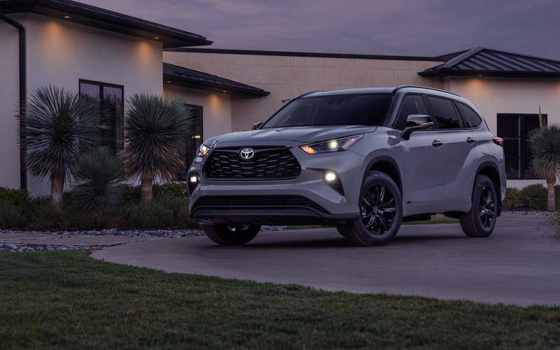 Toyota Highlander 2024 with chauffeur in Dubai